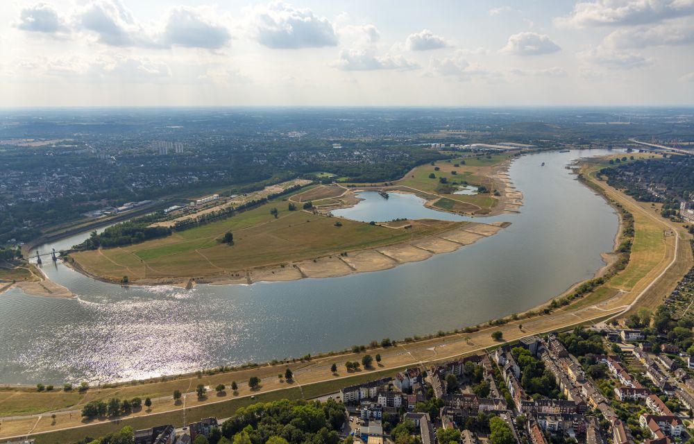 Aerial photograph Duisburg - Shore areas exposed by low-water level riverbed of the Rhine river in the district Homberg-Ruhrort-Baerl in Duisburg at Ruhrgebiet in the state North Rhine-Westphalia, Germany