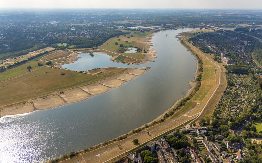 Duisburg from above - Shore areas exposed by low-water level riverbed of the Rhine river in the district Homberg-Ruhrort-Baerl in Duisburg at Ruhrgebiet in the state North Rhine-Westphalia, Germany