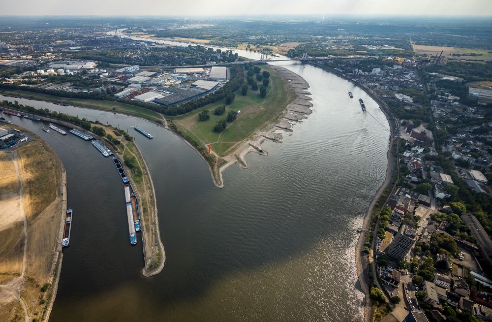 Duisburg from the bird's eye view: Shore areas exposed by low-water level riverbed of the Rhine river in the district Homberg in Duisburg at Ruhrgebiet in the state North Rhine-Westphalia, Germany