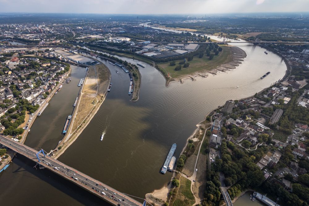 Aerial image Duisburg - Shore areas exposed by low-water level riverbed of the Rhine river in the district Ruhrort in Duisburg at Ruhrgebiet in the state North Rhine-Westphalia, Germany