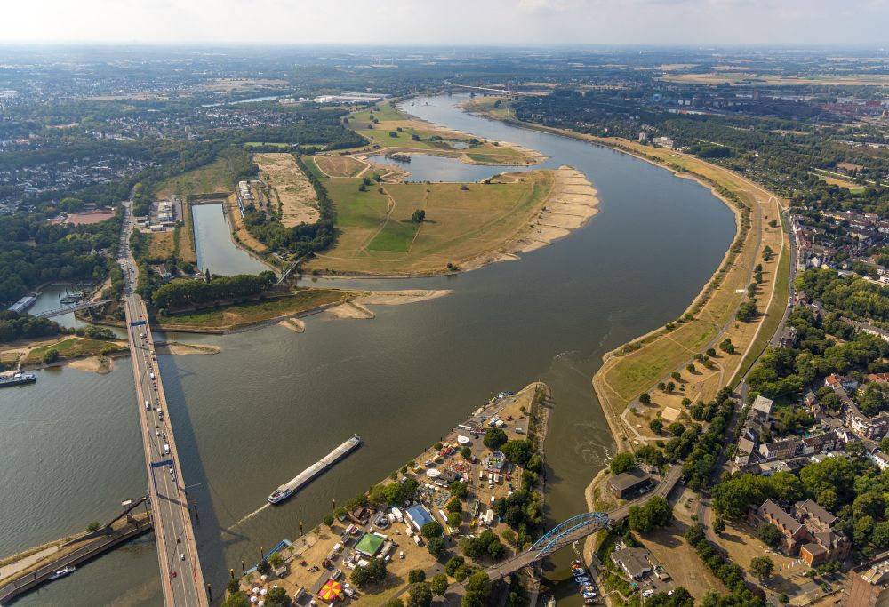 Duisburg from the bird's eye view: Shore areas exposed by low-water level riverbed of the Rhine river in the district Homberg-Ruhrort-Baerl in Duisburg at Ruhrgebiet in the state North Rhine-Westphalia, Germany