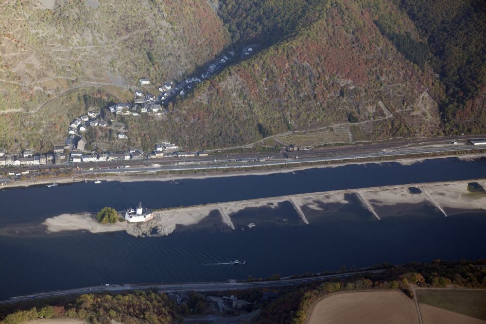 Kaub from the bird's eye view: Shore areas exposed by low-water level riverbed on the Rhine river in Kaub in the state Rhineland-Palatinate, Germany. In it the castle Pfalzgrafenstein in the district Falkenau in Kaub