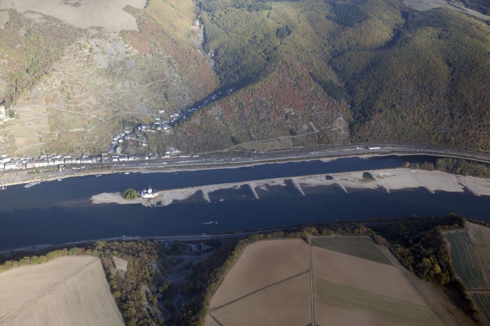 Aerial image Kaub - Shore areas exposed by low-water level riverbed on the Rhine river in Kaub in the state Rhineland-Palatinate, Germany. In it the castle Pfalzgrafenstein in the district Falkenau in Kaub