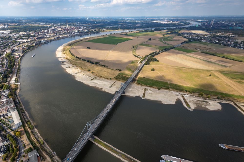Krefeld from the bird's eye view: Shore areas exposed by low-water level riverbed of the Rhine river in Krefeld in the state North Rhine-Westphalia, Germany