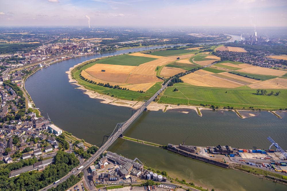 Aerial photograph Krefeld - Shore areas exposed by low-water level riverbed of the Rhine river in Krefeld in the state North Rhine-Westphalia, Germany