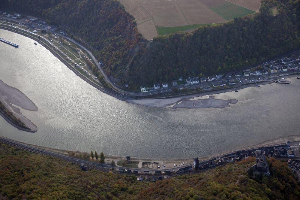 Sankt Goar from above - Shore areas exposed by low-water level riverbed on the Rhine river in the district An der Loreley in Sankt Goar in the state Rhineland-Palatinate, Germany