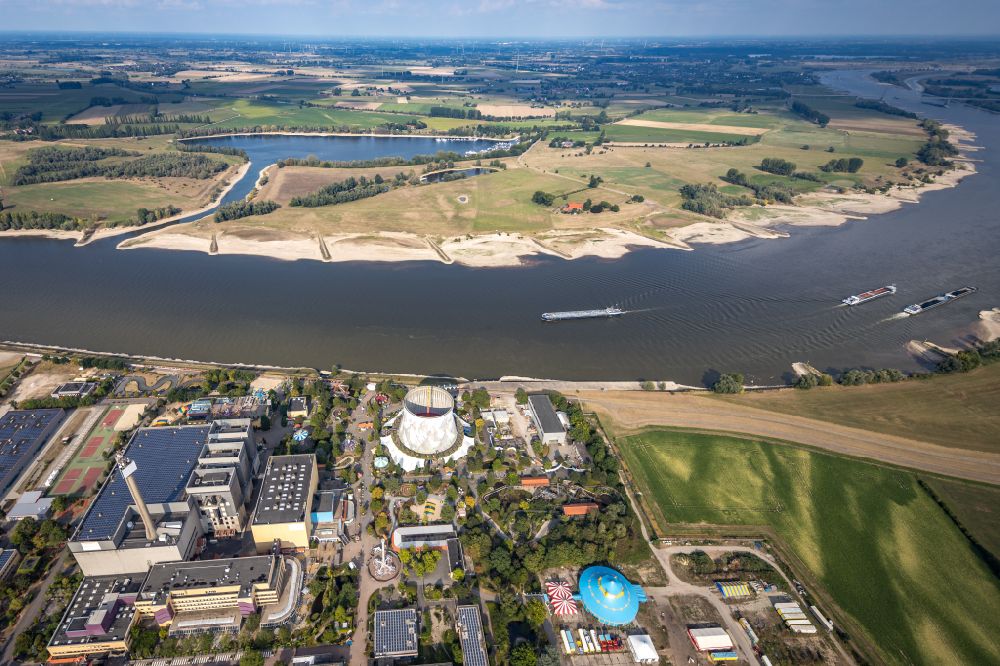 Aerial image Rees - Shore areas exposed by low-water level riverbed of the Rhine river in Rees in the state North Rhine-Westphalia, Germany
