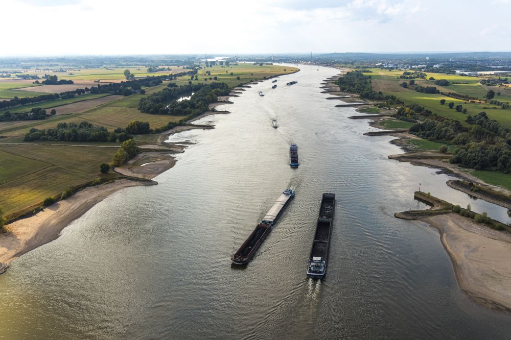 Aerial photograph Rees - Shore areas exposed by low-water level riverbed of the Rhine river in Rees in the state North Rhine-Westphalia, Germany