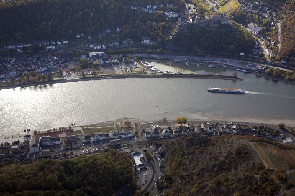 Aerial photograph Sankt Goar - Shore areas exposed by low-water level riverbed on the Rhine river in Sankt Goar in the state Rhineland-Palatinate, Germany