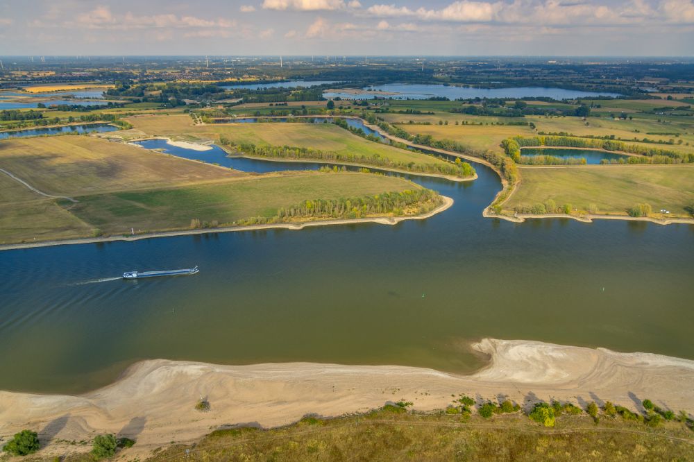 Wardt from the bird's eye view: Shore areas exposed by low-water level riverbed in Wardt in the state North Rhine-Westphalia, Germany