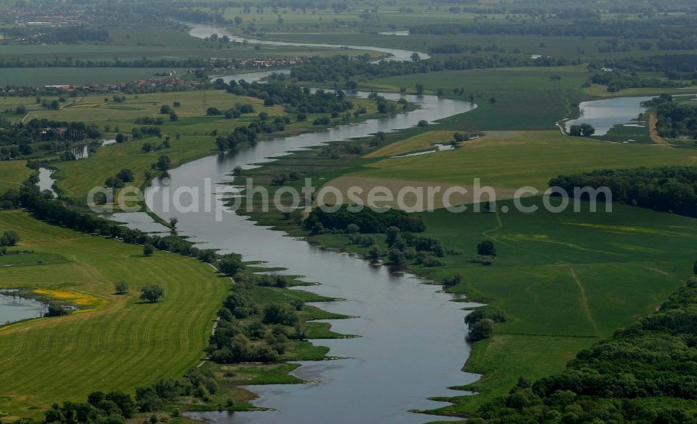 Aerial photograph Apollensdorf - Curved loop of the riparian zones on the course of the river Elbe - in Apollensdorf in the state Saxony-Anhalt, Germany