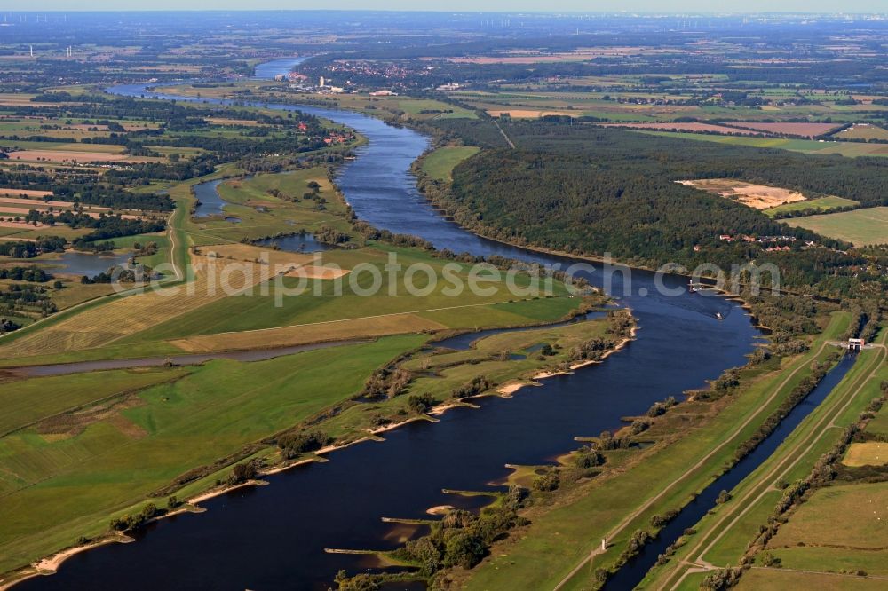 Aerial photograph Bleckede - Curved loop of the riparian zones on the course of the river Elbe in Bleckede in the state Lower Saxony, Germany