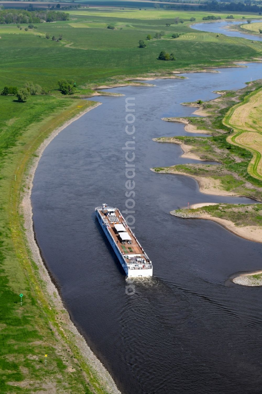 Aerial photograph Jessen (Elster) - Curved loop of the riparian zones on the course of the river Elbe in Jessen (Elster) in the state Saxony-Anhalt, Germany