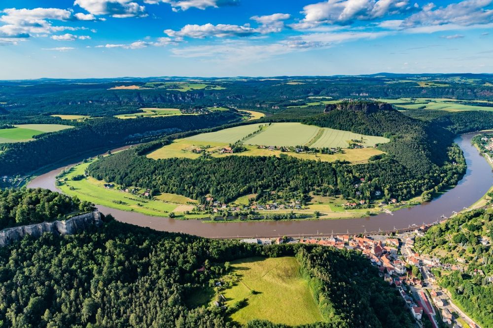Aerial image Königstein - Curved meander - loop of the bank areas on the Elbe - river course in Koenigstein Saxon Switzerland in the state Saxony, Germany. In the foreground is the Koenigstein Fortress and in the background the Lilienstein