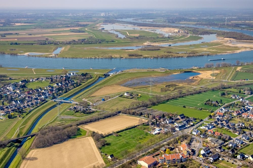 Eppinghoven from the bird's eye view: Riparian areas along the river mouth of the Rhine - Emscher river in the district Eppinghoven in Dinslaken in the state North Rhine-Westphalia, Germany