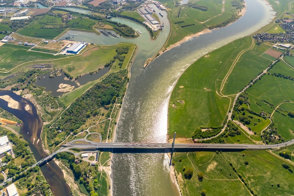 Aerial photograph Wesel - Riparian areas along the river mouth of the Lippe in the Rhine in Wesel in the state North Rhine-Westphalia, Germany