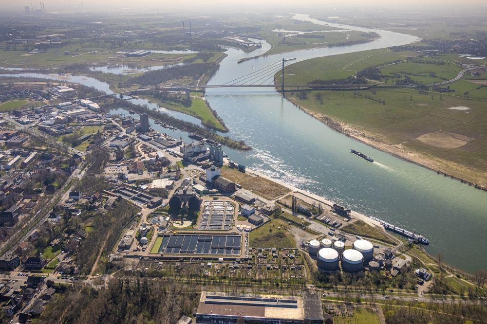 Aerial image Wesel - Riparian areas along the river mouth of the Lippe in the Rhine in Wesel at Ruhrgebiet in the state North Rhine-Westphalia, Germany