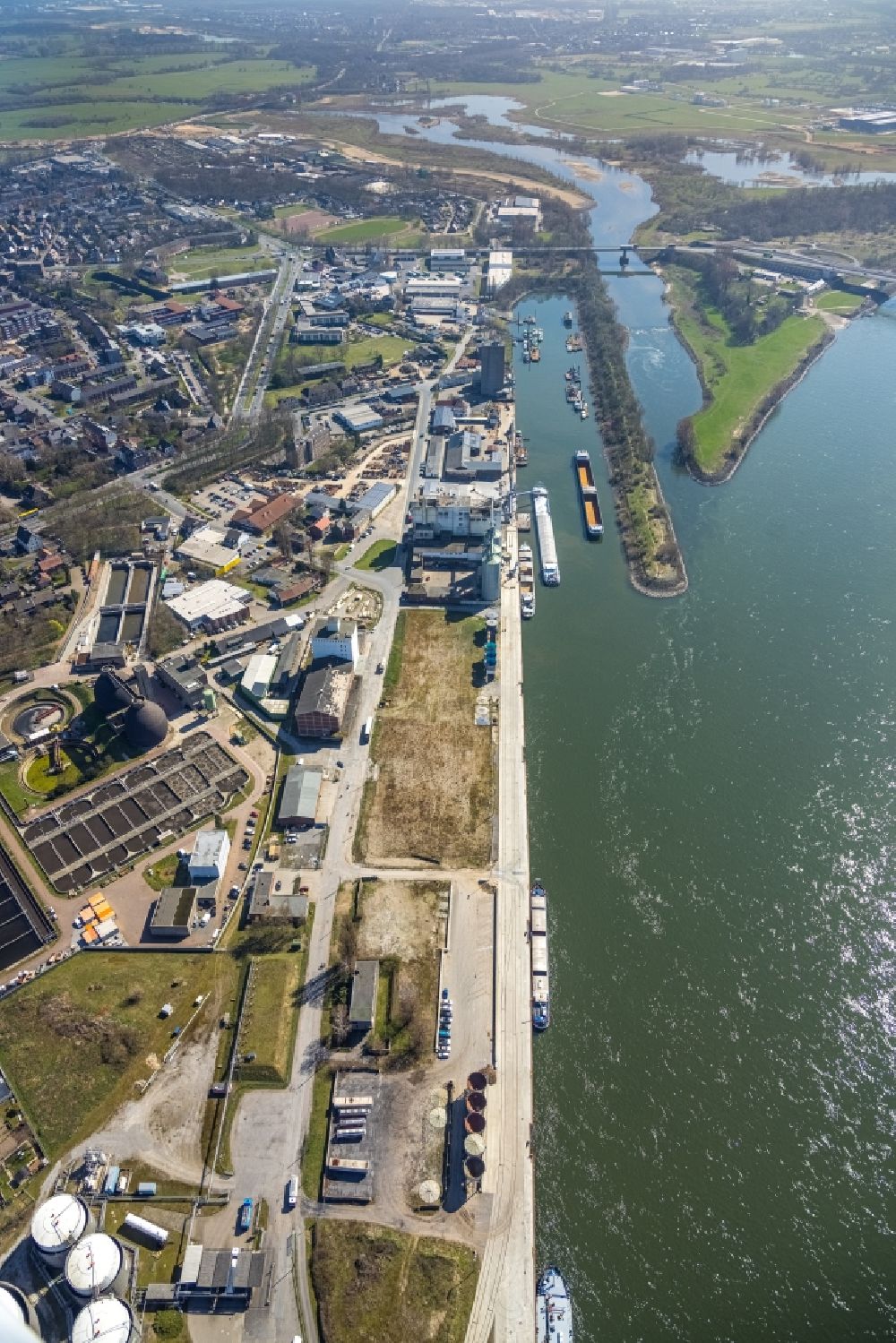 Aerial photograph Wesel - Riparian areas along the river mouth of the Lippe in the Rhine in Wesel at Ruhrgebiet in the state North Rhine-Westphalia, Germany