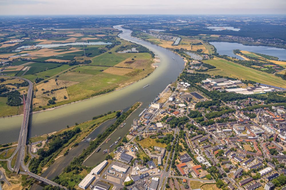Wesel from the bird's eye view: Riparian areas along the river mouth of the Lippe in the Rhine in Wesel in the state North Rhine-Westphalia, Germany