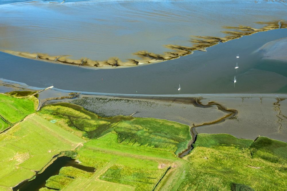 Balje from the bird's eye view: Riparian areas along the river mouth of Oste in die Elbe in Balje in the state Lower Saxony, Germany