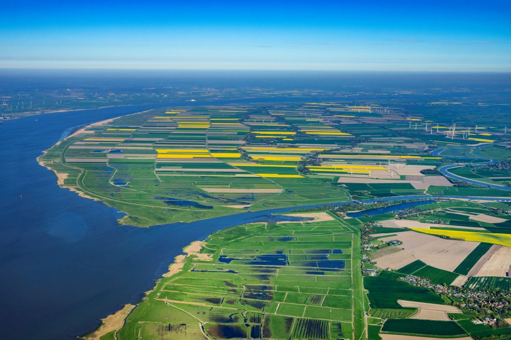 Balje from the bird's eye view: Riparian areas along the river mouth of Oste in die Elbe in Balje in the state Lower Saxony, Germany