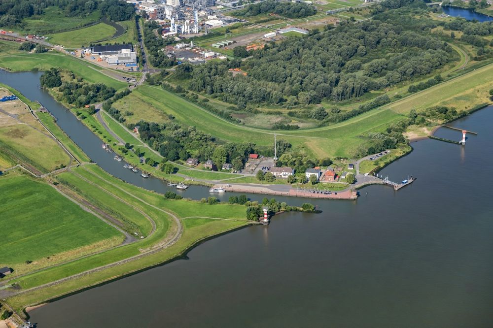 Aerial photograph Stade - Riparian areas along the river estuary Schwinge in the Elbe near Stade in the state Lower Saxony, Germany