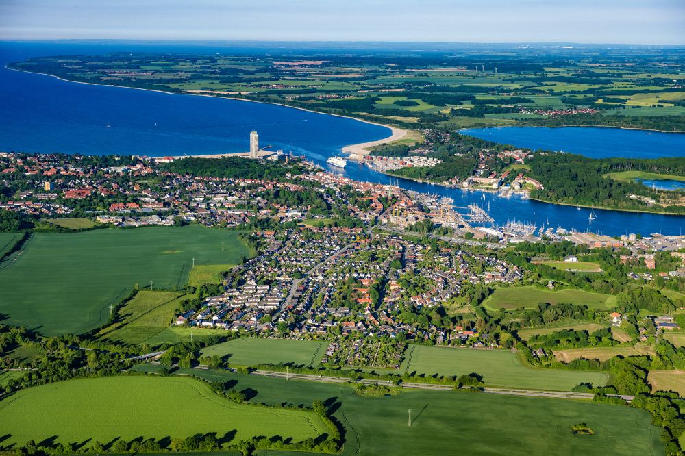 Aerial photograph Travemünde - Riparian areas along the river estuary of the Trave into the Baltic Sea in Travemuende on the Baltic Sea coast in the state Schleswig-Holstein, Germany