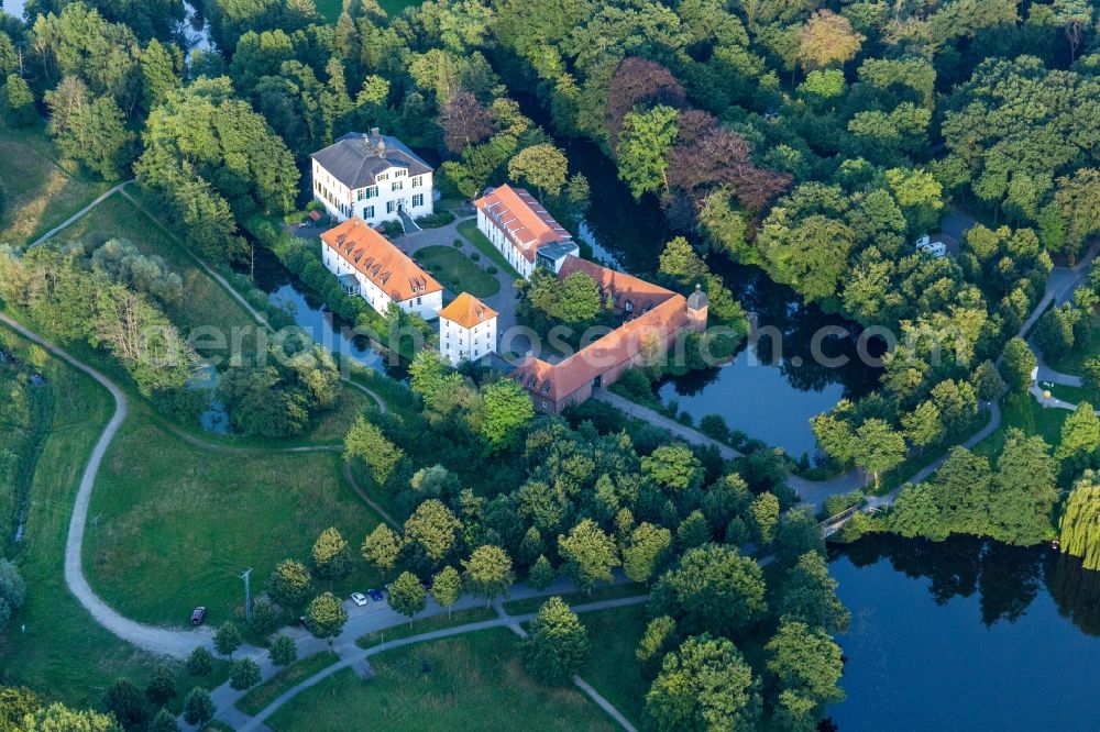 Borken from the bird's eye view: Riparian areas on the recreational lake area Proebstingsee and Borkener Sailing-club e.V. in Hoxfeld in the state North Rhine-Westphalia, Germany