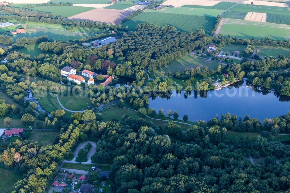 Hoxfeld from the bird's eye view: Riparian areas on the recreational lake area Proebstingsee in Hoxfeld in the state North Rhine-Westphalia, Germany