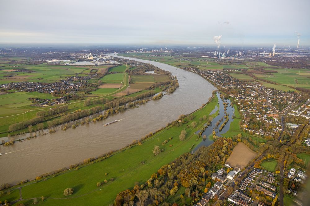 Aerial photograph Wittlaer - Riparian zones on the course of the river of the Rhine river in Wittlaer at Ruhrgebiet in the state North Rhine-Westphalia, Germany