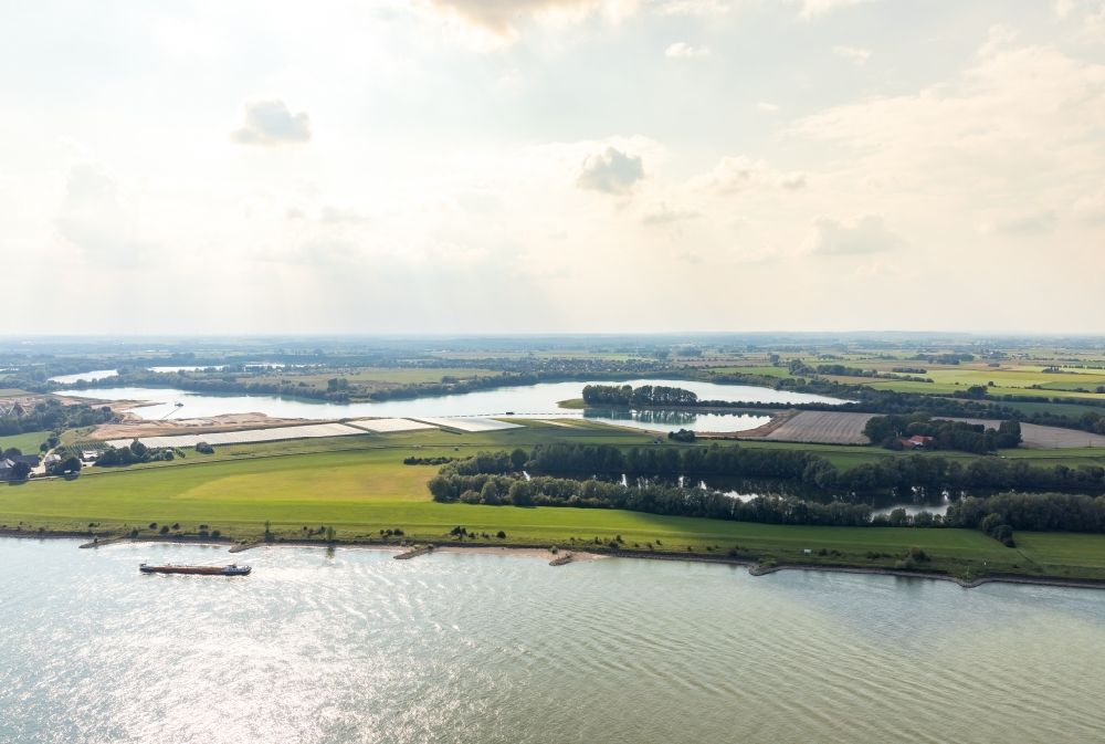 Aerial image Rees - Riparian zones on the course of the river Bijlands Kanal of Rhein in Rees in the state North Rhine-Westphalia, Germany