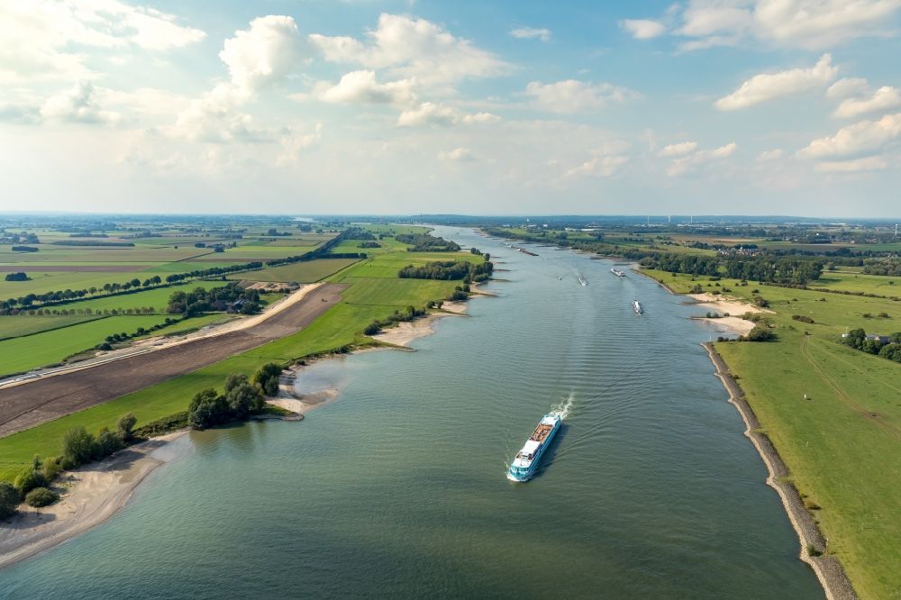 Aerial photograph Rees - Riparian zones on the course of the river Bijlands Kanal of Rhein in Rees in the state North Rhine-Westphalia, Germany