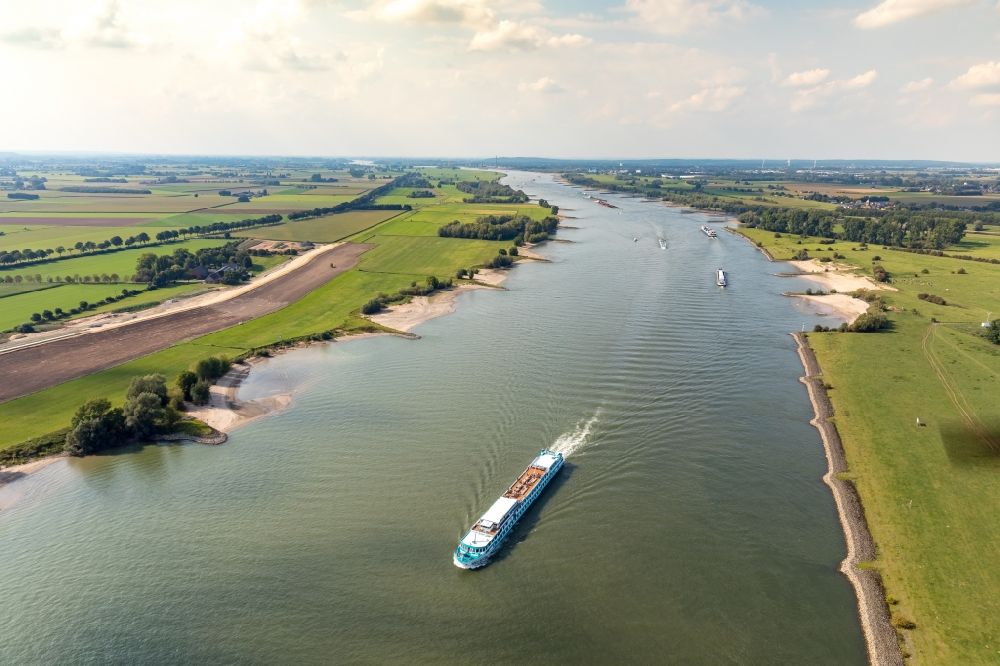 Rees from the bird's eye view: Riparian zones on the course of the river Bijlands Kanal of Rhein in Rees in the state North Rhine-Westphalia, Germany