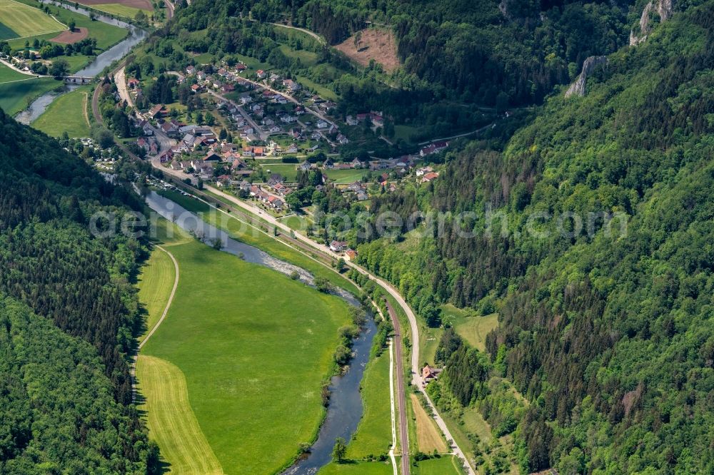 Aerial photograph Hausen im Tal - Riparian zones on the course of the river of the river Danube in Hausen im Tal in the state Baden-Wuerttemberg, Germany