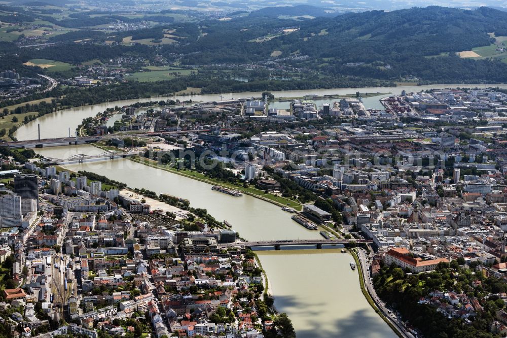 Linz from the bird's eye view: Riparian zones on the course of the river of the river Danube in Linz in Oberoesterreich, Austria
