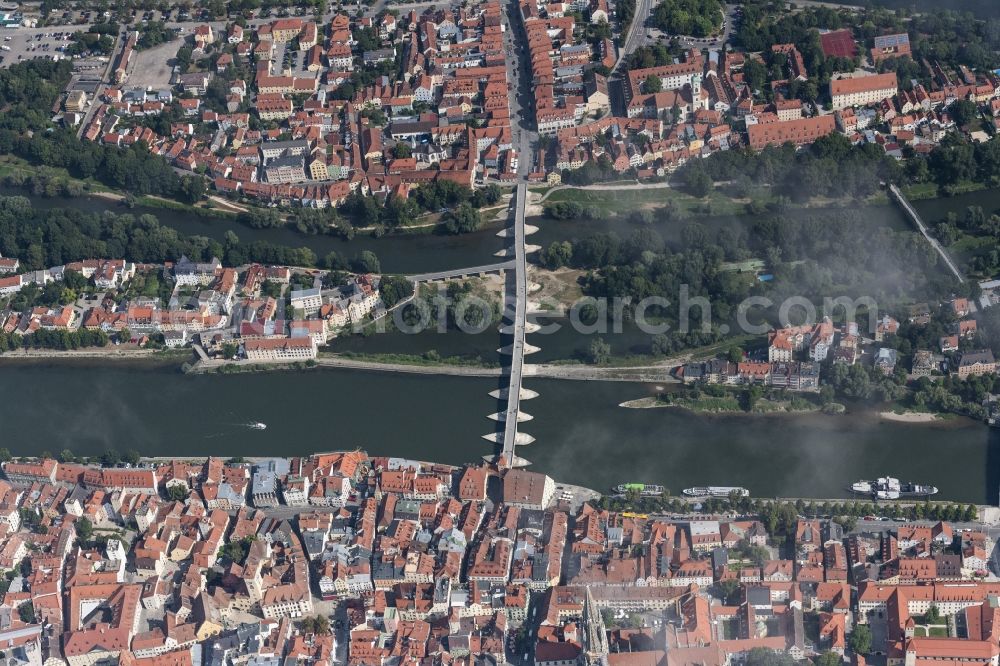 Aerial photograph Regensburg - Riparian zones on the course of the river of Donau with of Steinernen Bruecke in Regensburg in the state Bavaria, Germany