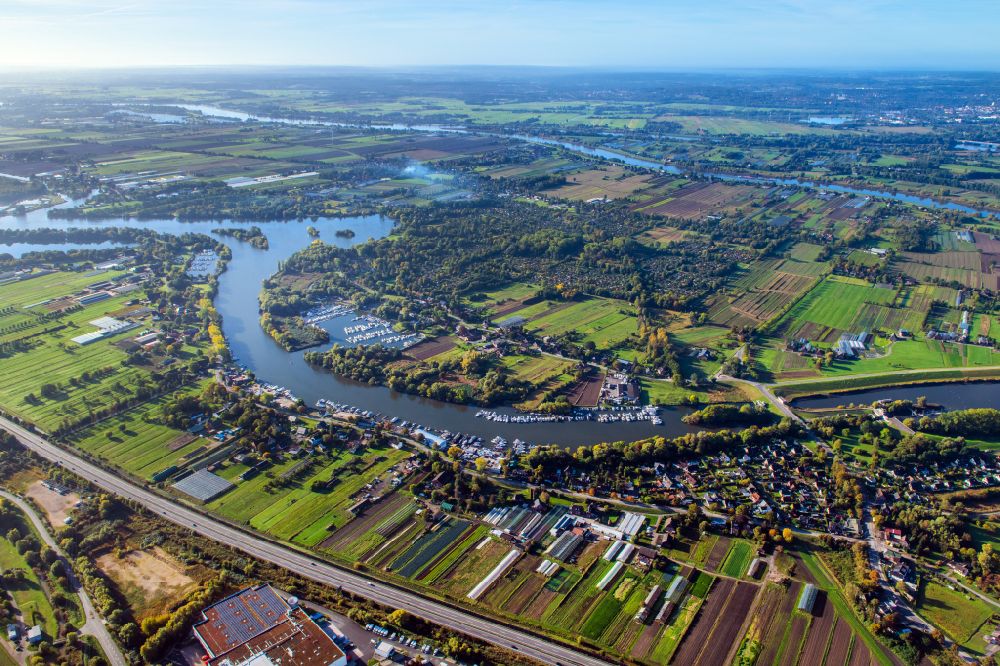 Hamburg from the bird's eye view: Riparian zones on the course of the river of Dove-Elbe on Tatenberger Deich in the district Tatenberg in Hamburg, Germany