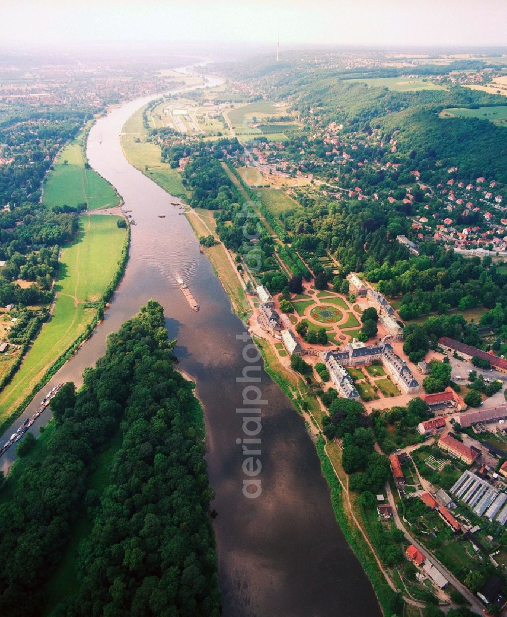 Aerial photograph Dresden - Riparian zones on the course of the river of Elbe in Dresden in the state Saxony