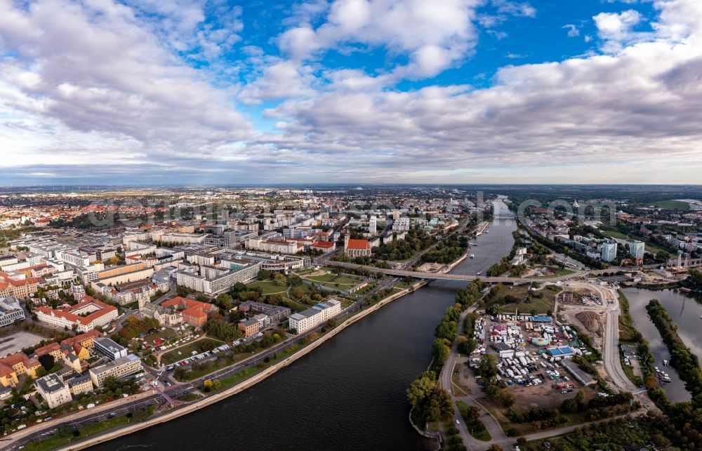 Magdeburg from the bird's eye view: Riparian zones on the course of the river of Elbe on den Elbtreppen in Magdeburg in the state Saxony-Anhalt, Germany