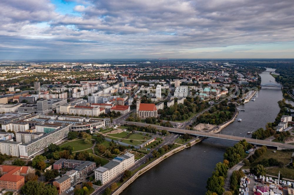 Aerial image Magdeburg - Riparian zones on the course of the river of Elbe on den Elbtreppen in Magdeburg in the state Saxony-Anhalt, Germany