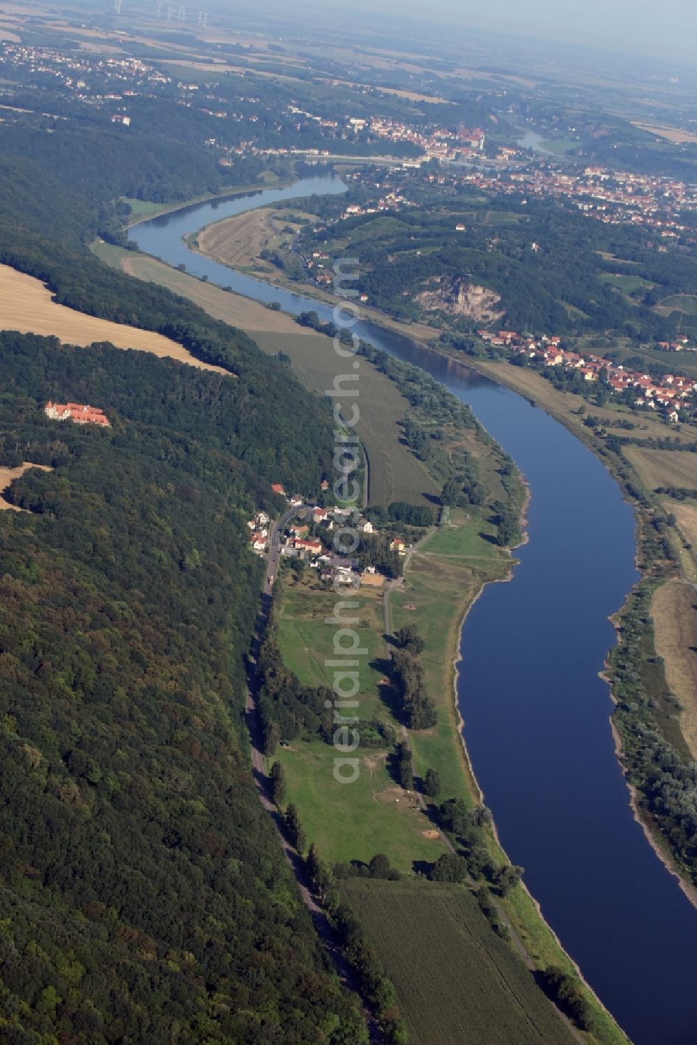 Aerial photograph Scharfenberg - Riparian zones on the course of the river of Elbe in Scharfenberg in the state Saxony