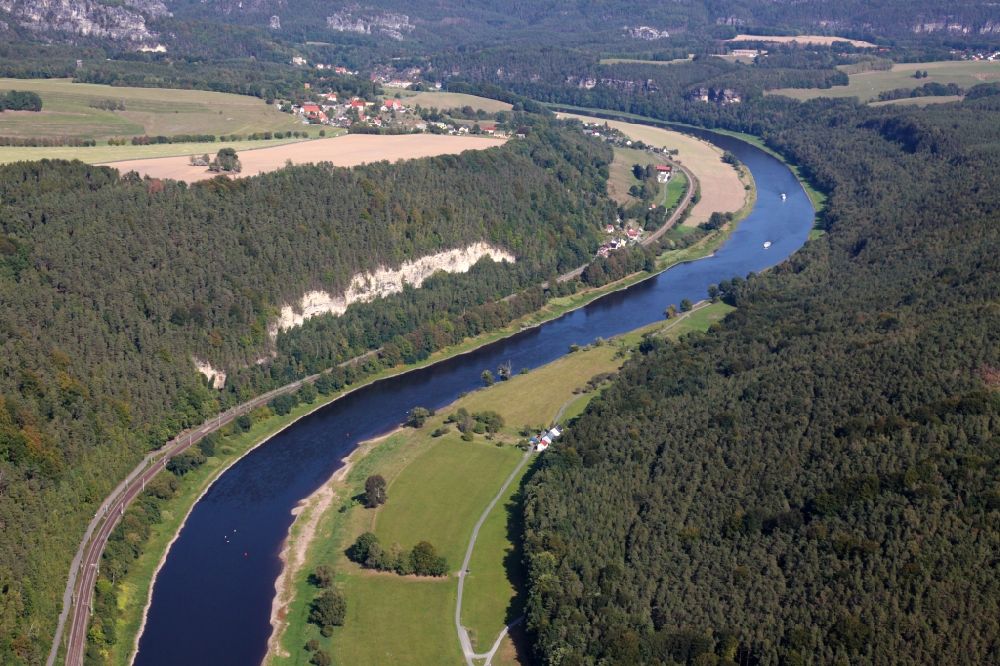 Aerial photograph Weissig - Riparian zones on the course of the river of the River Elbe in Weissig in the state Saxony, Germany