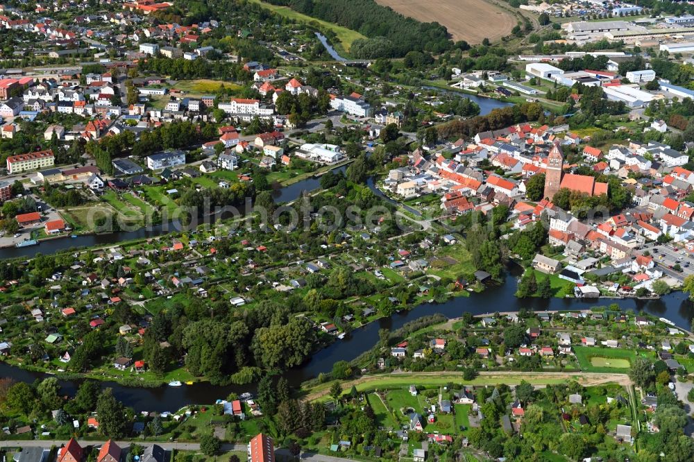 Aerial photograph Parchim - Riparian zones on the course of the river of Elde in Parchim in the state Mecklenburg - Western Pomerania, Germany