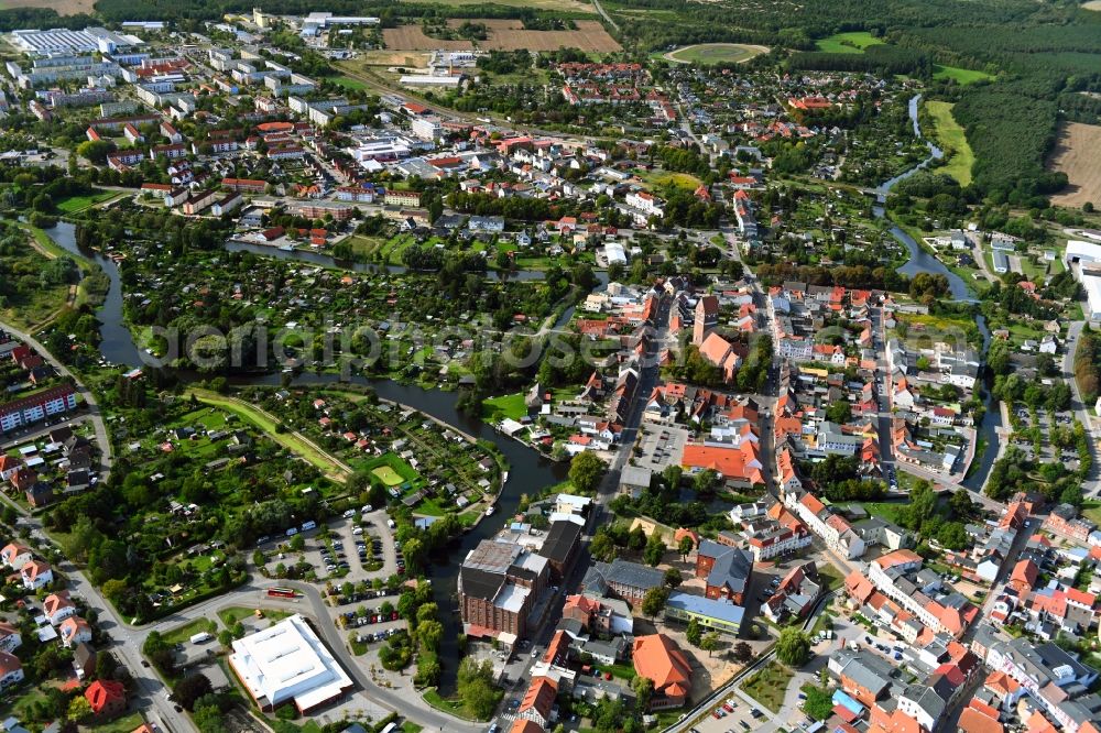 Parchim from the bird's eye view: Riparian zones on the course of the river of Elde in Parchim in the state Mecklenburg - Western Pomerania, Germany