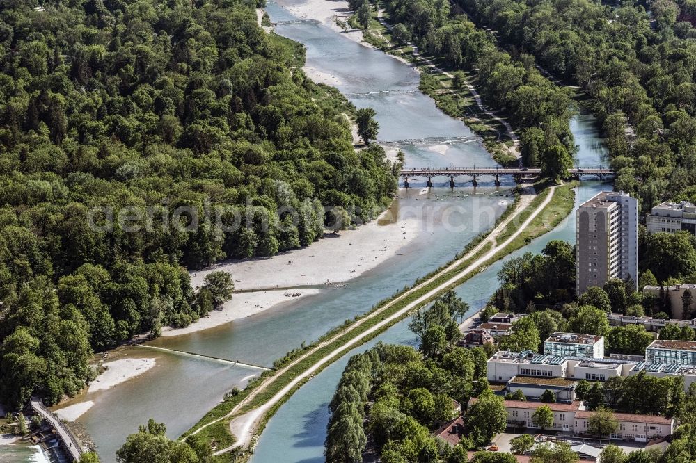 Aerial photograph München - Riparian zones on the course of the river of Isar on Flaucher in Munich in the state Bavaria, Germany