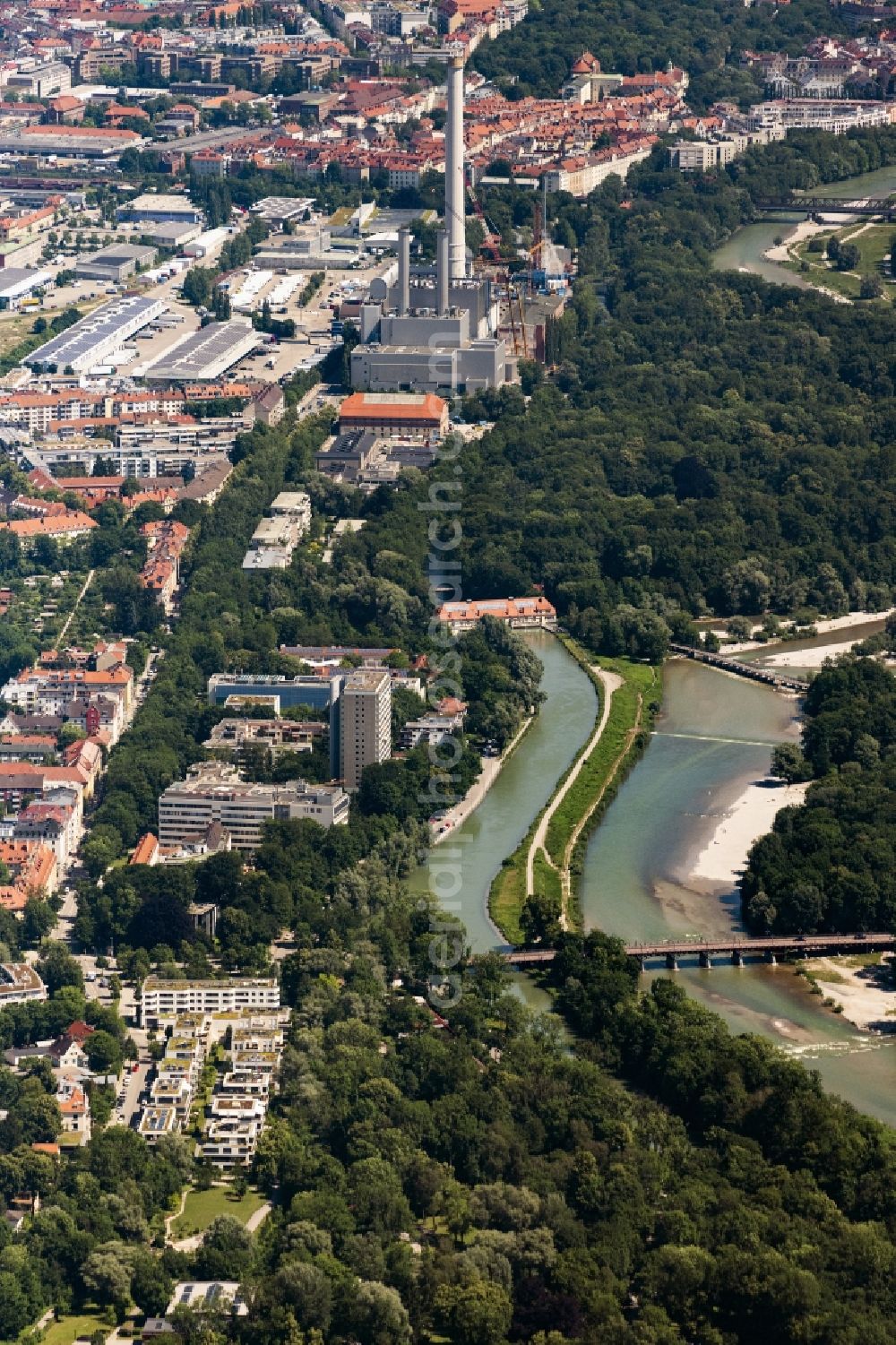 München from above - Riparian zones on the course of the river of Isar on Flaucher in Munich in the state Bavaria, Germany