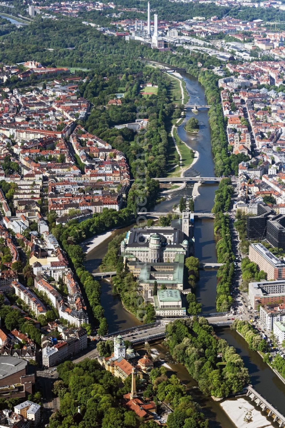 Aerial photograph München - Riparian zones on the course of the river of the river Isar in Munich in the state Bavaria, Germany