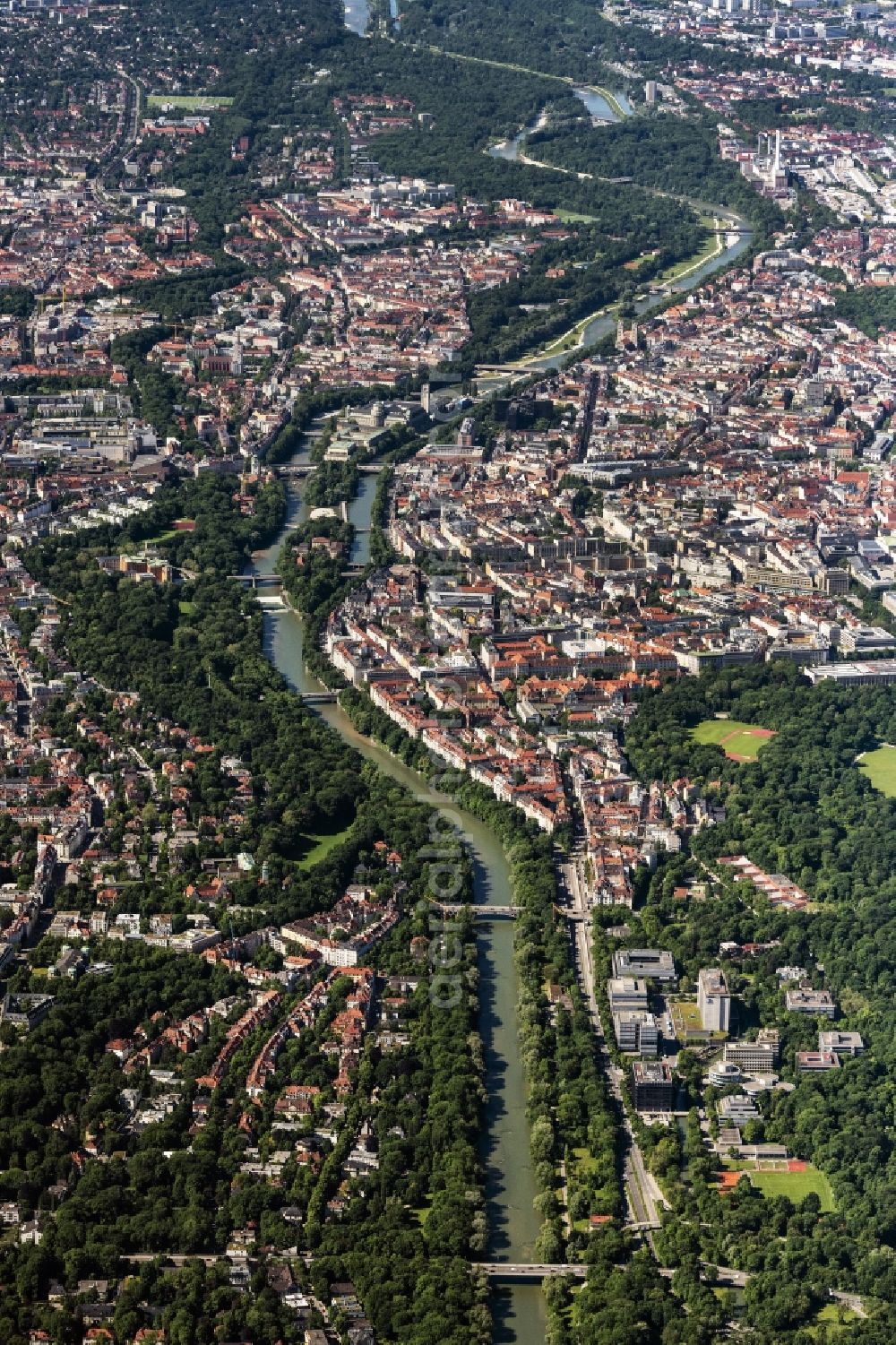 München from the bird's eye view: Riparian zones on the course of the river of the river Isar in Munich in the state Bavaria, Germany