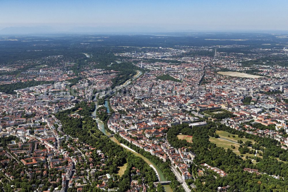 München from the bird's eye view: Riparian zones on the course of the river of the river Isar in Munich in the state Bavaria, Germany