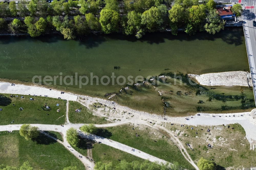 Aerial photograph München - Riparian zones on the course of the river of Isar on Reichenbachbruecke in Munich in the state Bavaria, Germany